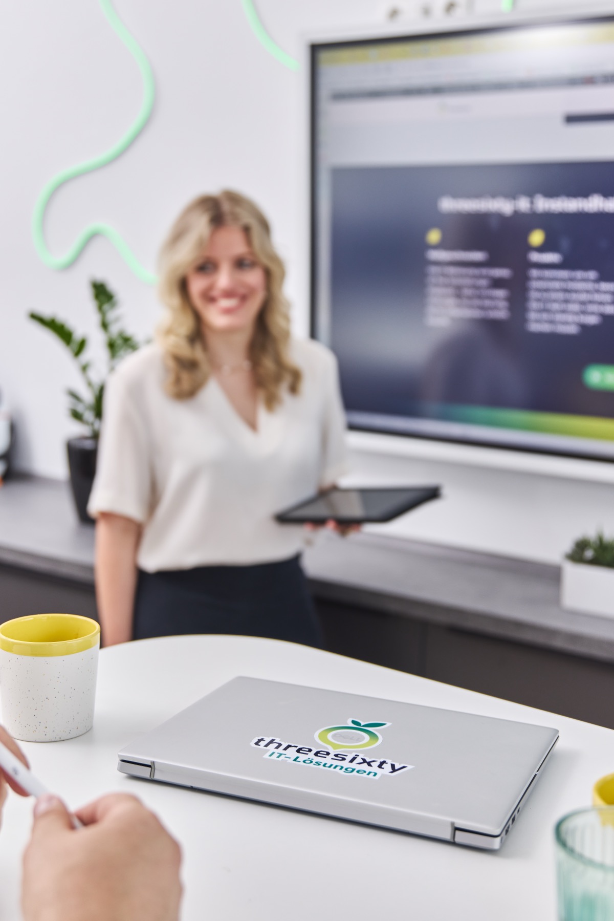 Carina arbeitet mit dem threesixty Laptop