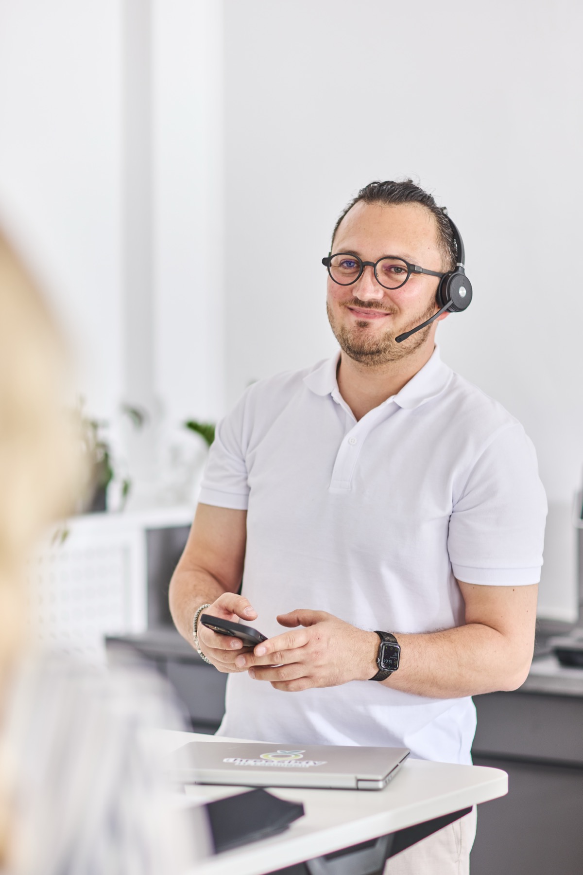 Johannes Lewin im Kundensupport mit Headset