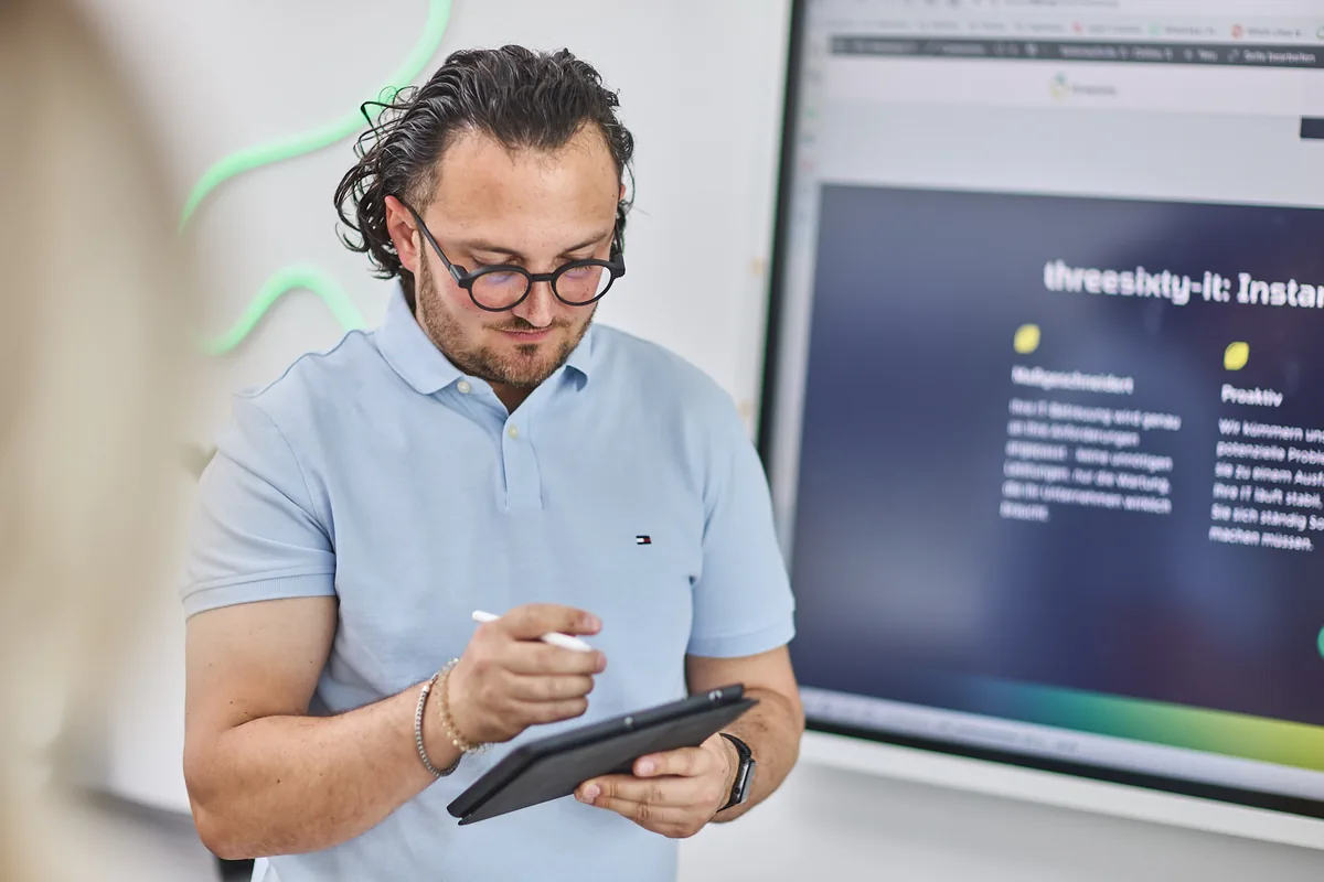 Johannes Lewin analysiert die IT-Strategie im threesixty Büro
