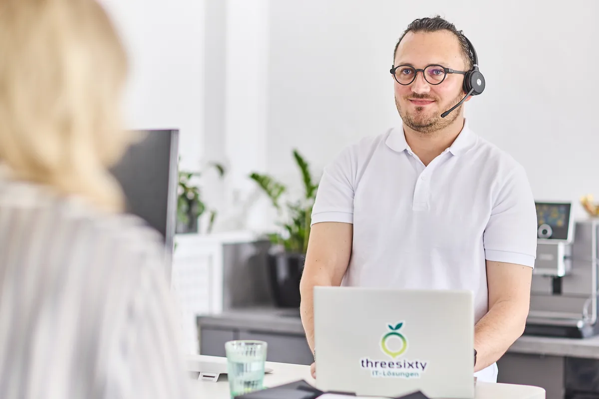 Johannes Lewin bei der Einrichtung der Cloud-Telefonie