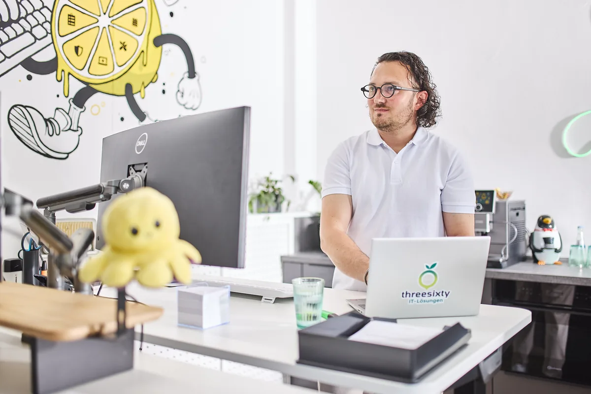 Johannes Lewin bei der laufenden IT-Betreuung im threesixty Büro