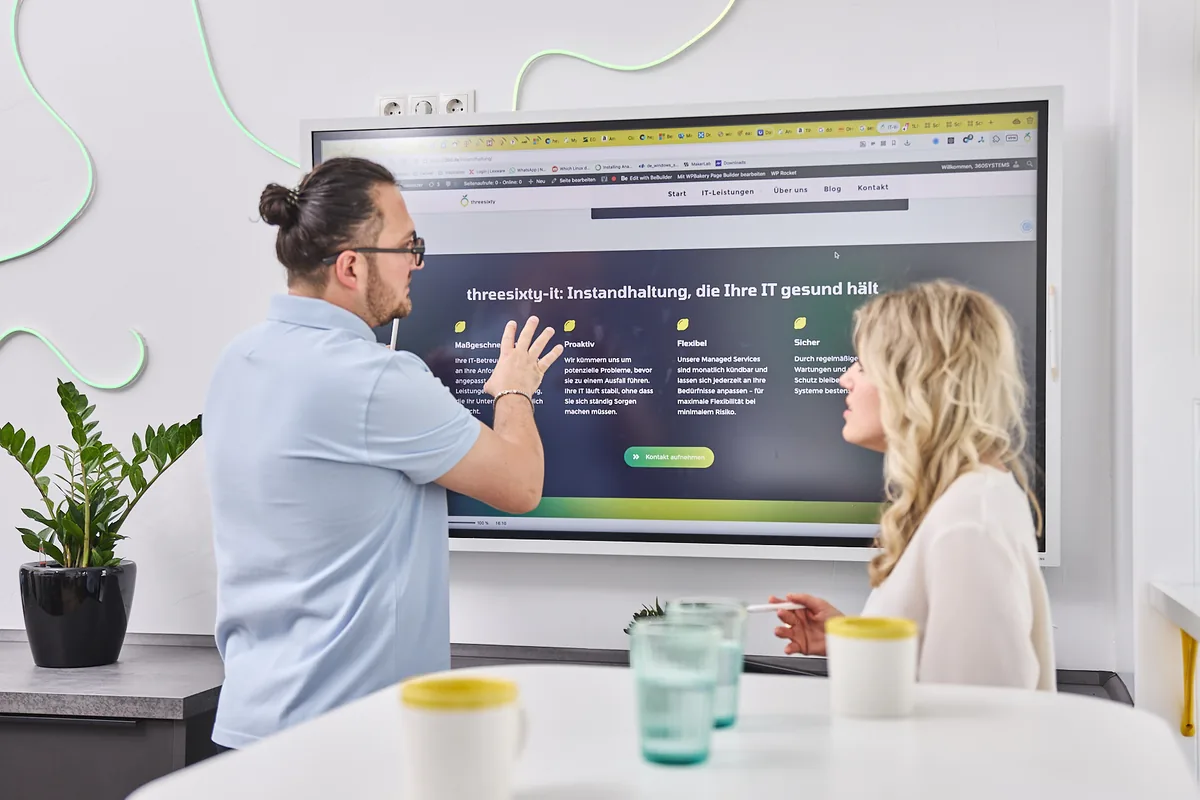 Das threesixty Team bespricht KI-Lösungen im Büro