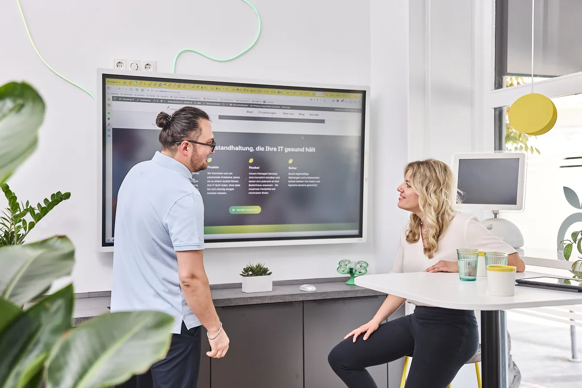 Wissenstransfer und KI-Training im threesixty Büro
